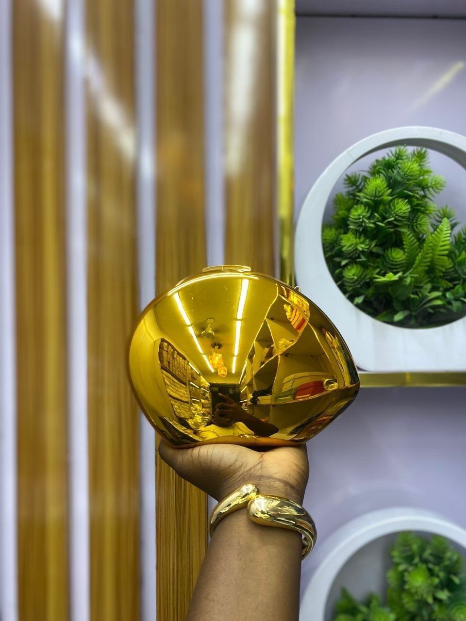 Teardrop-Shaped Clutch – Sculptural Glamour in the Palm of Your Hand