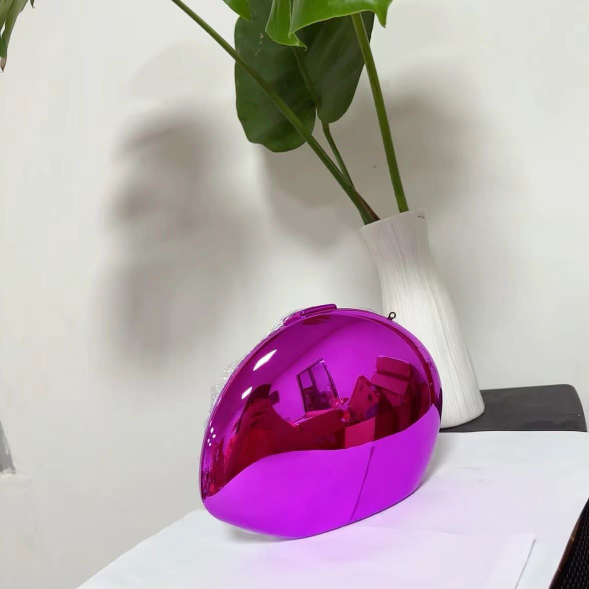 Teardrop-Shaped Clutch – Sculptural Glamour in the Palm of Your Hand